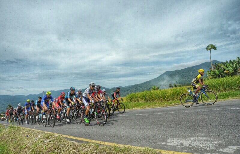 Pembalap%20melintasi%20kaki%20gunung%20merapi%2C%20Kabupaten%20Agam