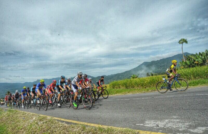 Pembalap melintasi kaki gunung merapi, Kabupaten Agam Copyright: Taufik Hidayat/INDOSPORT