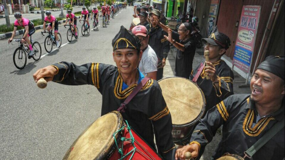 Pembalap Tour de Singkarak disambut penonton di Padang Panjang dengan gendang khas daerah.