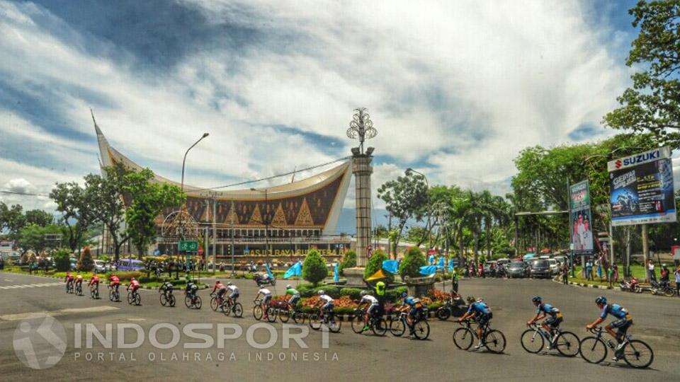 Pembalap Tour de Singkarak melintasi salah satu ikon Provinsi Sumbar, Masjid Raya Sumatera Barat.