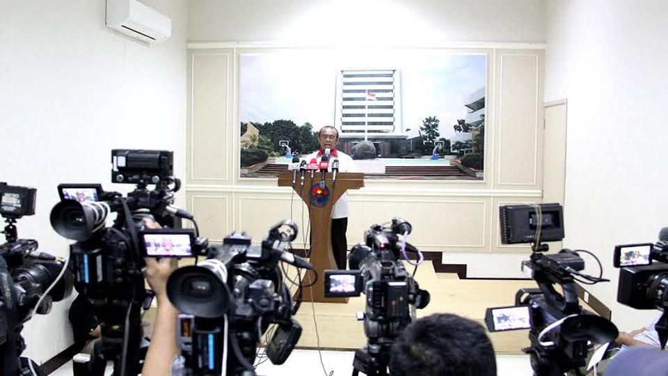 Gatot%20S%20Dewa%20Broto%20saat%20mengumumkan%20kepada%20awak%20media.