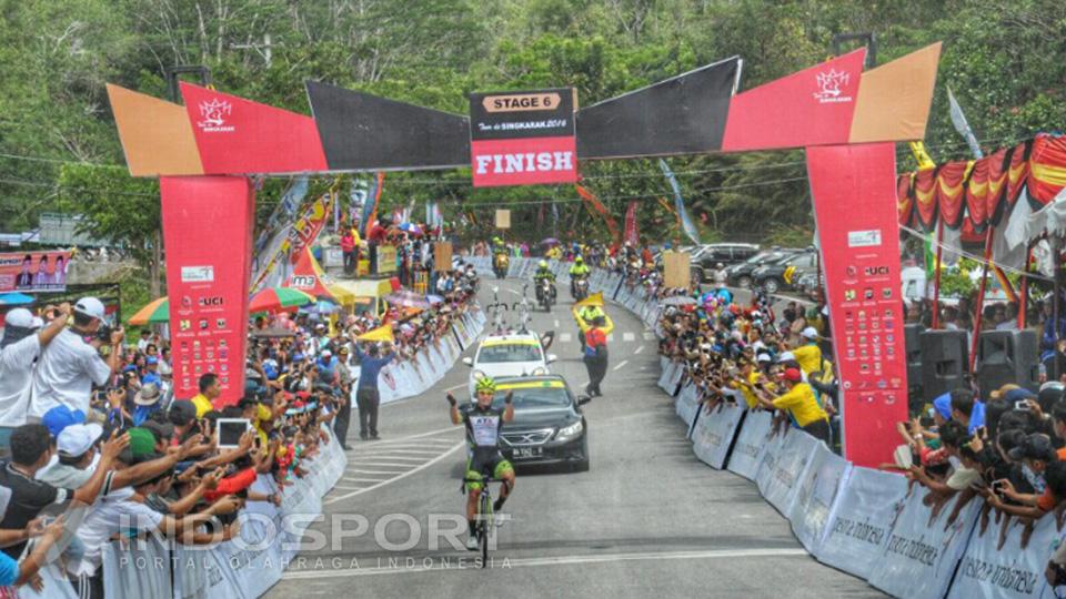 Jyunggu Jang melintasi garis finis Copyright: Taufik Hidayat/Indosport