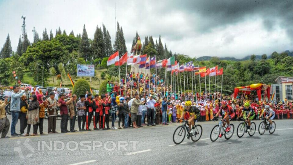 Pembalap melintasi Monumen Ayam Kabupaten Solok