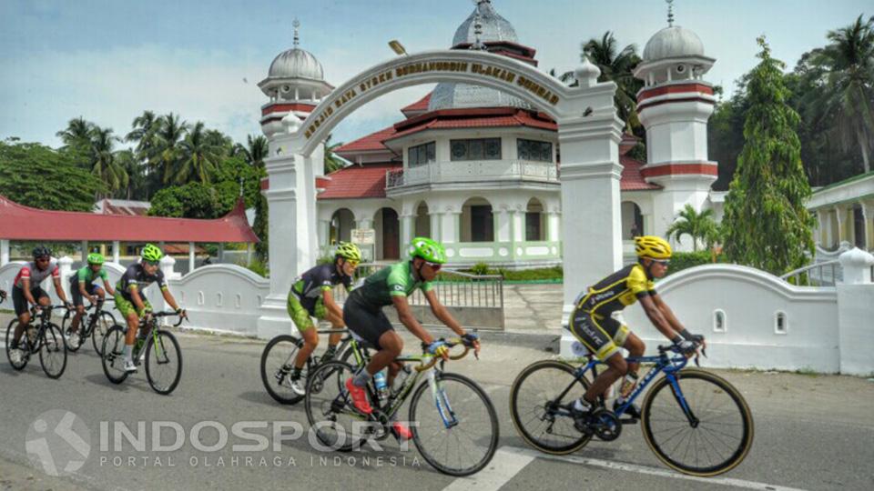 Pembalap melintasi Cagar Budaya Makam Syekh Burhanuddin, Kabupaten Padang Pariaman.