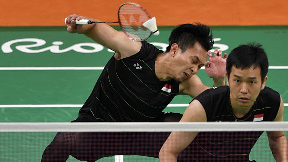 Hendra Setiawan gagal mengembalikan pukulan pemain Jepang. Copyright: INTERNET