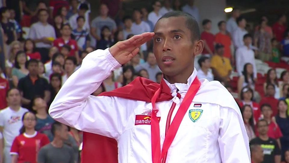 Peraih medali emas Sea Games 2015, Agus Prayogo melakukan selebrasi dengan hormat tanda terima kasih kepada Indonesia. - INDOSPORT