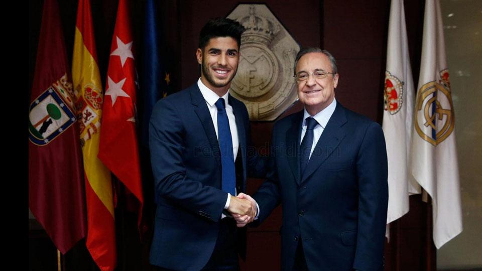 Marco Asensio berjabat tangan dengan Florentino Perez, sebagai pemain anyar Real Madris. Copyright: INTERNET