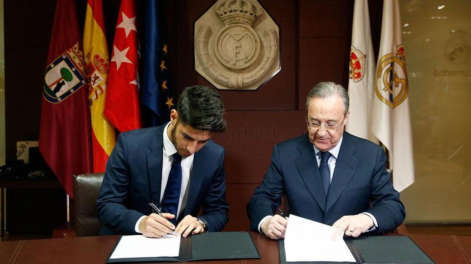 Marco Asensio (kiri) saat menandatangani kontraknya sebagai pemain anyar Real Madrid. Copyright: INTERNET
