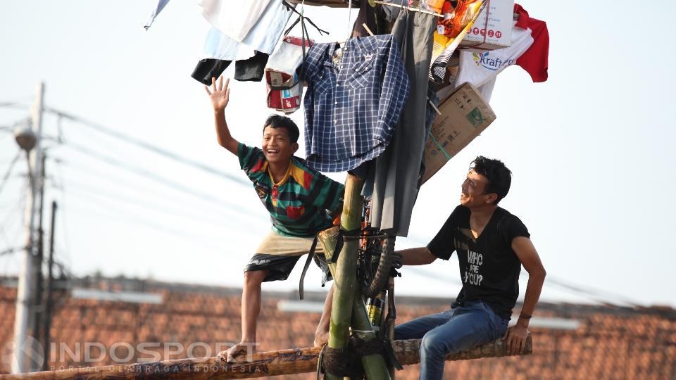 Ekspresi kegembiraan seorang peserta cilik usai mencapai finis pada perlombaan Jalan Pinang.