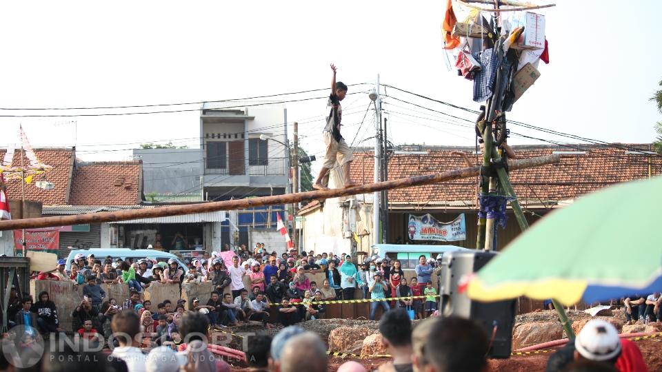 Salah seorang peserta cilik saat mengikuti perlombaan Jalan Pinang. Ratusan warga terlihat memadati tempat perlombaan.