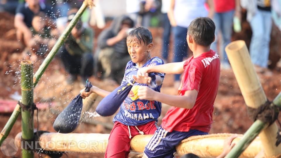 Jenis perlombaan Pukul Bantal merupakan salah satu lomba yang menarik perhatian pengunjung.