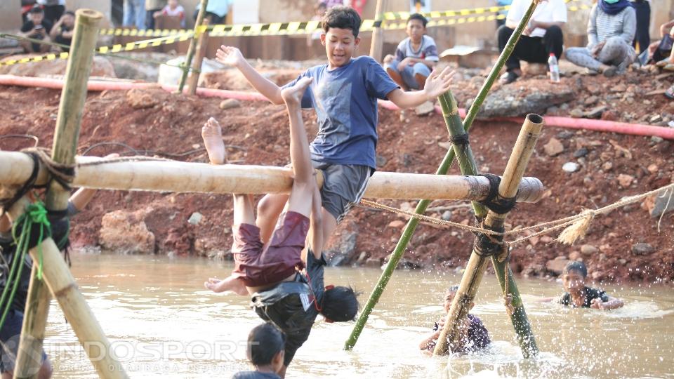 Keseruan dari para peserta kadang membuat gelak tawa para pengunjung.