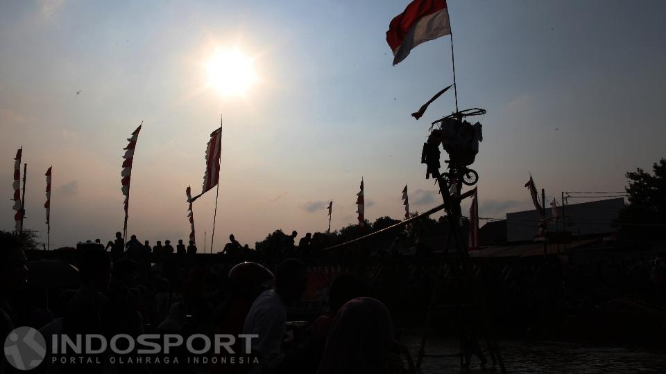 Adanya proyek tol Bekasi Cawang Kampung Melayu dan antusias dari warga yang menepi untuk sekedar melihat menjadikan Kawasan Kalimalang menjadi macet.