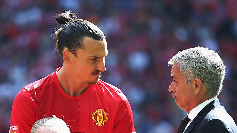 Jose Mourinho dan Zlatan Ibrahimovic tengah berdiskusi dalam pertandingan Community Shield Leicester City vs Man United. Copyright: INTERNET