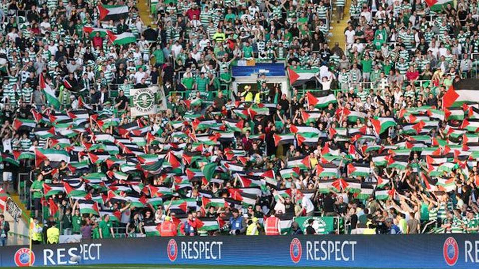 Sebuah aksi pebdukung Celtic di tribun dengan membentangkan bendera Palestina. Copyright: INTERNET