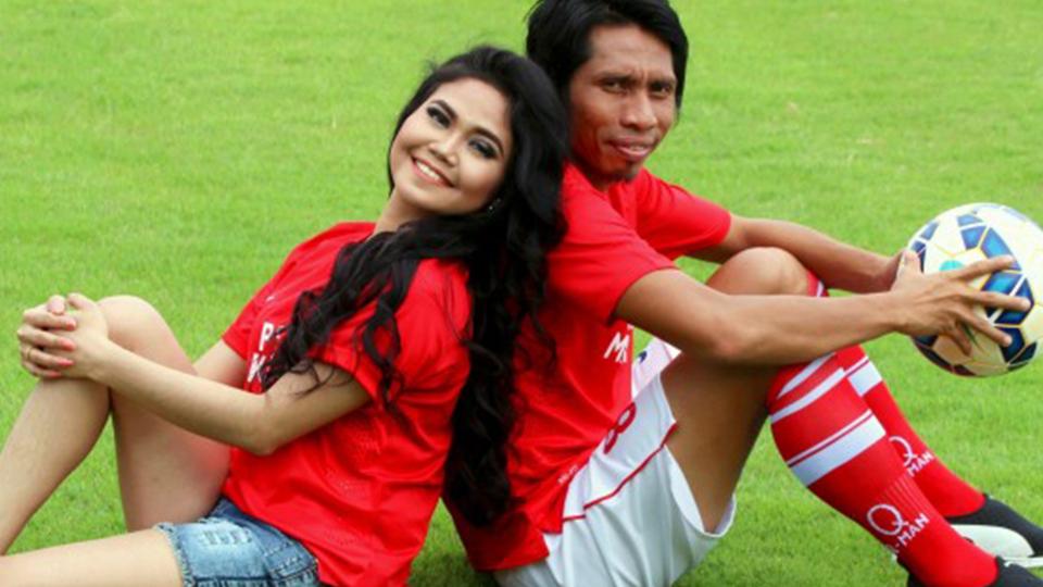 Ika Indria Sari, istri dari kapten PSM Makassar, Syamsul Chaeruddin. Copyright: INTERNET