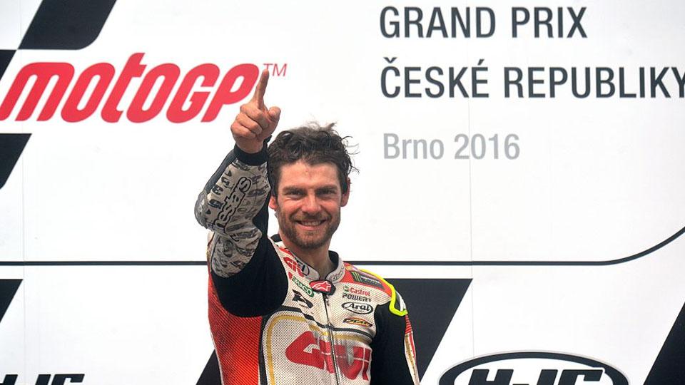 Pembalap tim LCR Honda, Cal Crutchlow melakukan selebrasi setelah berhasil  finish diurutan pertama pada sirkuit Masaryk, Brno, Rep. Ceko, Minggu (21/08/16). Copyright: INTERNET