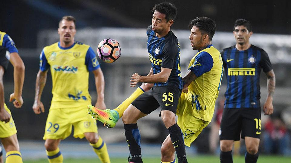 Pemain Internazionale Yuto Nagatomo dikepung pemain Chievo dalam perebutan bola pada laga yang berlangsung di Stadio Marcantonio Bentegodi, Senin (22/08/16). Copyright: INTERNET