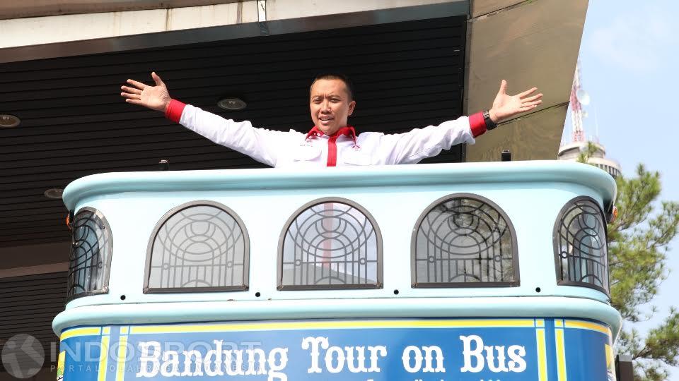 Menpora, Imam Nahrawi di atas Bus Bandros.