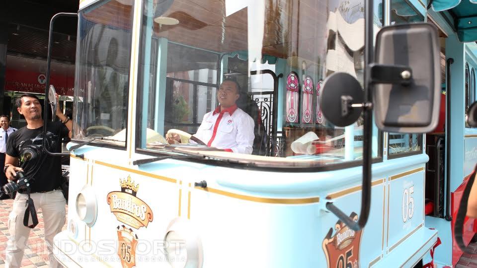 Sempat kesulitan, akhirnya pihak Kemenpora memilih Bus Bandros sebagai kendaraan arak-arakan Owi/Butet.