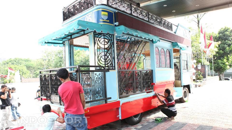 Penampakan%20bus%20yang%20tengah%20dipersiapkan%20untuk%20mengarak%20Tantowi%20Ahmad%2FLiliyana%20Natsir.