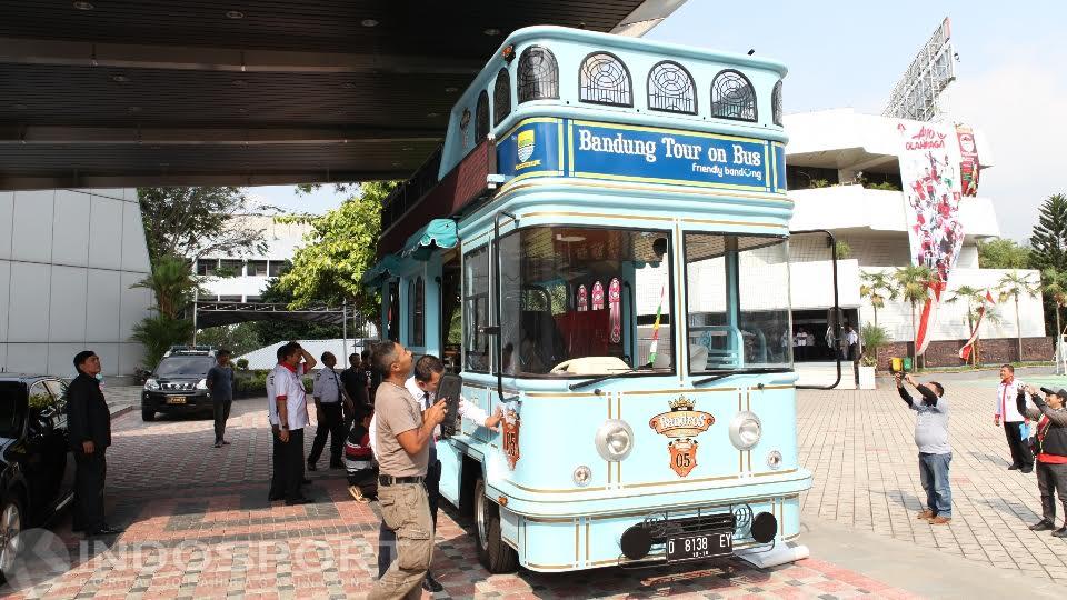 Badnros jadi kendaraan untuk menjemput dan mengarak Owi/Butet dari Bandara Soekarno-Hatta.