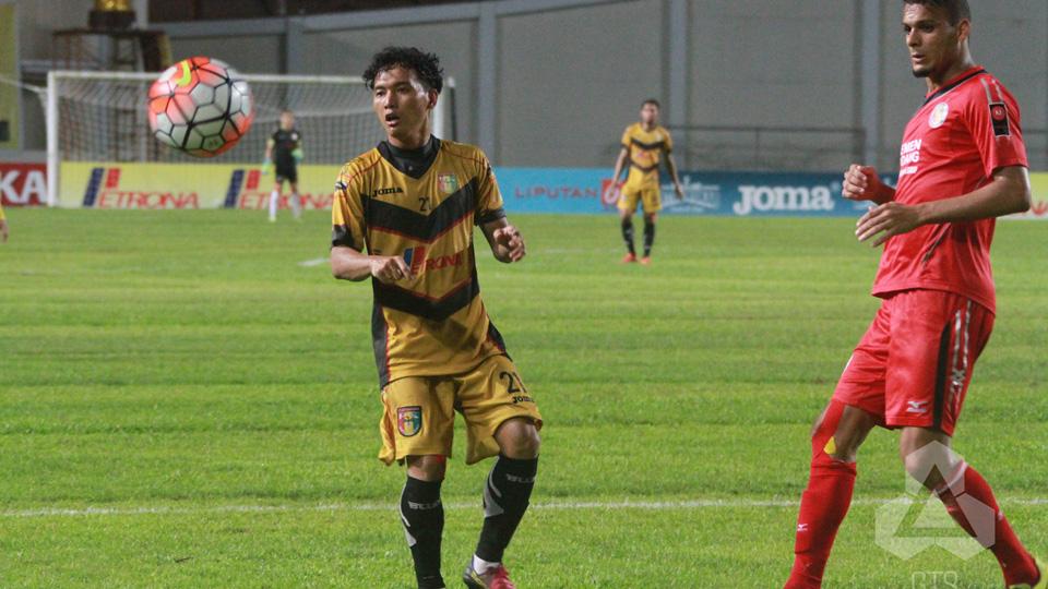 Anindito Wahyu (kiri) saat Mitra Kukar melawan Semen Padang pada pertandingan Torabika Soccer Championship 2016.
