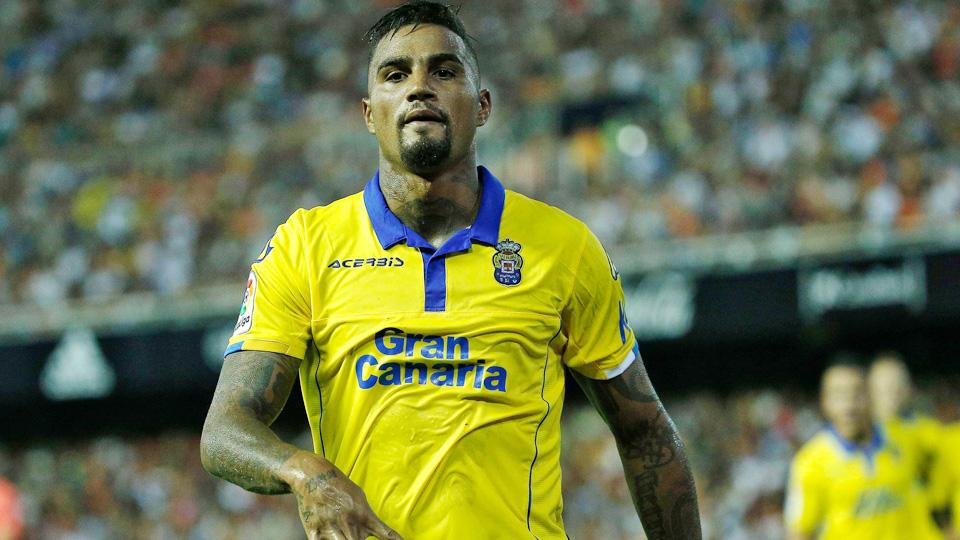 Gelandang Las Palmas, Kevin Prince Boateng mencetak gol ke gawang Valensia secara drastis. Copyright: INTERNET