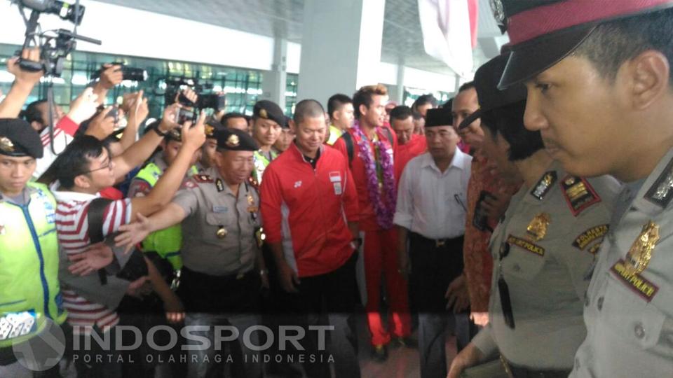 Tontowi%20Ahmad%2FLiliyana%20Natsir%20saat%20akan%20menuju%20bis%20yang%20mengarak%20mereka%20ke%20Kantor%20Kemenpora.