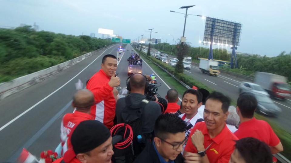 Kontingen Indonesia di Olimpiade Rio 2016, bersama Menpora Imam Nahrawi, menaiki bus saat arak-arakan di Jakarta.