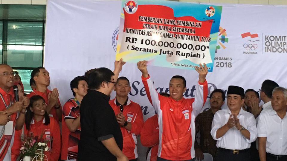 Menpora Imam Nahrawi memberikan bonus kepada peraih medali di Olimpiade Rio 2016.