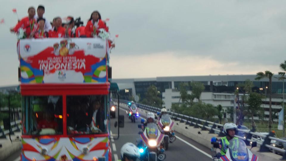 Parade kontingen Indonesia di Olimpiade Rio 2016 mendapat pengawalan dari polisi.