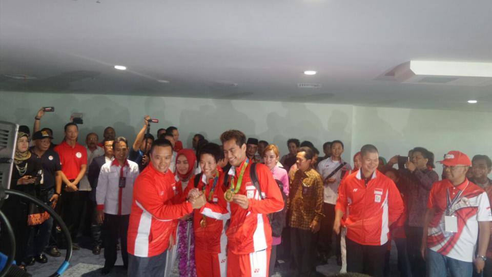 Menpora Imam Nahrawi foto bersama dengan Tontowi Ahmad/Liliyana Natsir.