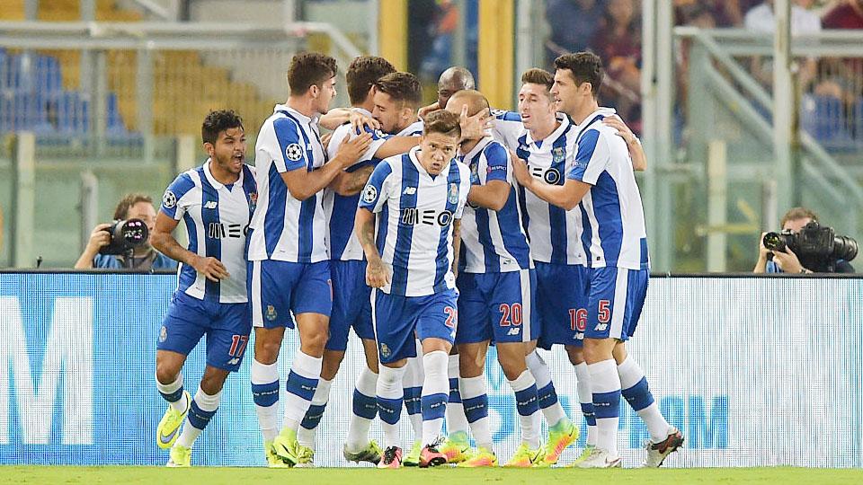 Aksi selebrasi para pemain FC Porto usai membobol gawang AS Roma. Copyright: INTERNET