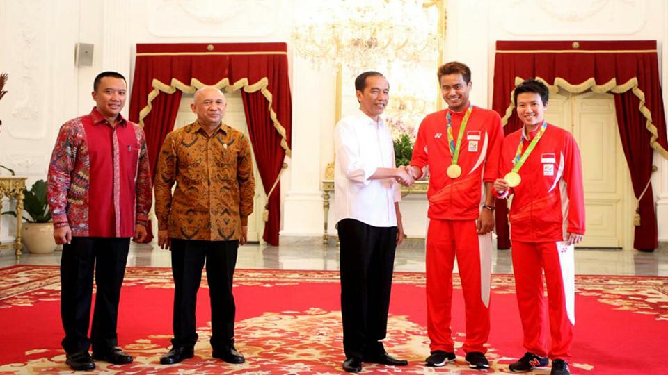 Presiden Joko Widodo saat menerima pahlawan olahraga Olimpiade 2016 yang didampingi Menpora Imam Nahrawi di Istana Negara, Jakarta, Rabu (24/8).