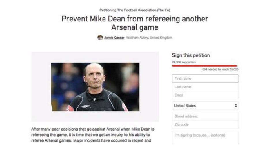 Petisi anti-Mike Dean oleh suporter Arsenal Copyright: INTERNET