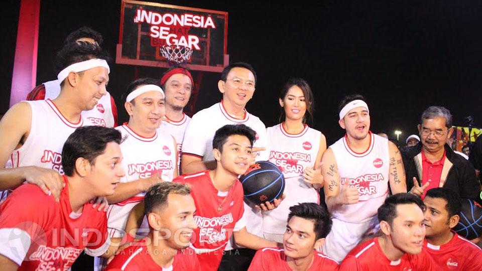 Peresmian lapangan basket di Monas diikuti beberapa selebritis tanah air seperti Mario Lawalata, Maria Selena, Iko Uwais, Ben Kasyafani, Augie Fantinus, Bastian Steel, Udjo Project POP dan Rendra Jegeeer serta Gubernur DKI Jakarta Basuki Tjahaja Purnama. Copyright: Muhamad Al Kayis/INDOSPORT