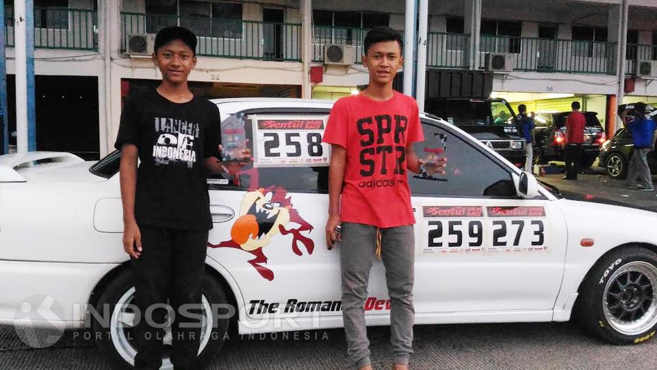 Dua pembalap muda tim Lancer of Indonesia (LoI), dimana pembalap kakak beradik Ananda Lucky Oktaviano dan Febri Lucky berhasil menyabet podium pertama di ajang Sentul Drag Race 2016. - INDOSPORT