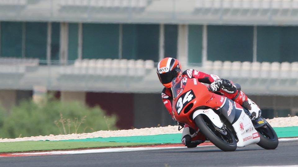 Pembalap%20Honda%20asal%20Indonesia%2C%20Andi%20Gilang%20saat%20berada%20di%20lintasan%20balap%20di%20Portugal.