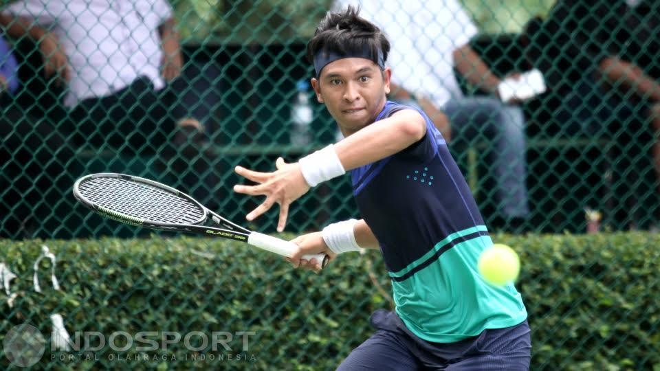 Petenis Indonesia, Christopher Rungkat mengembalikan bola ke arah lawannya petenis Jepang, Ken Onoda pada babak kedua turnamen tenis Indonesia AGS-Nassau Men Copyright: Herry Ibrahim/INDOSPORT