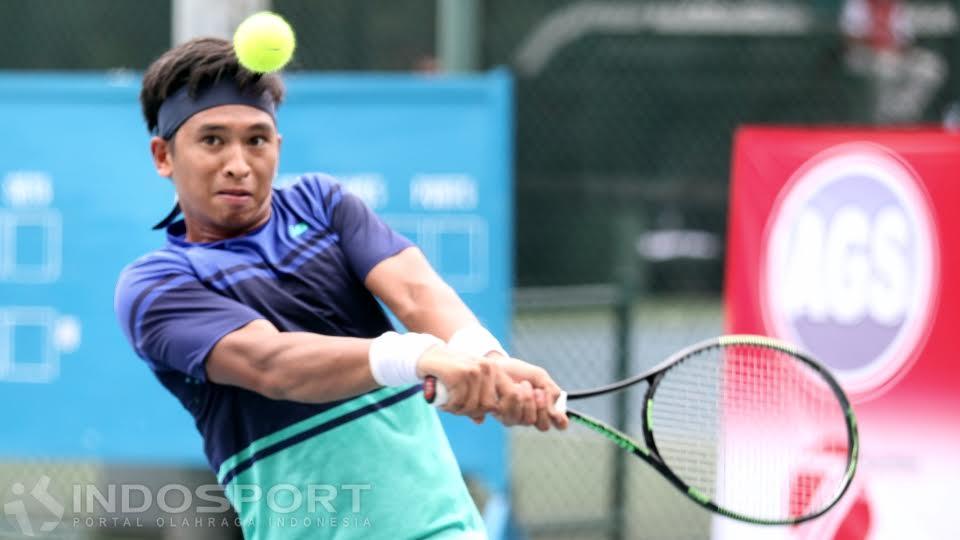 Petenis Indonesia, Christopher Rungkat mengembalikan bola ke arah lawannya petenis Jepang, Ken Onoda pada babak kedua turnamen tenis Indonesia AGS-Nassau Men