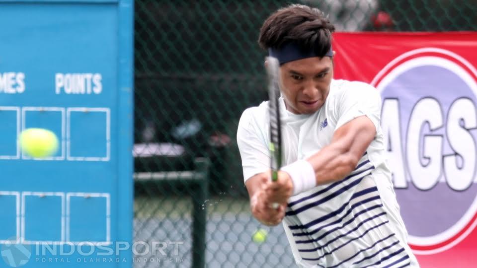 Indosport - Petenis Indonesia, Christopher Rungkat mengembalikan bola ke arah lawannya petenis Jepang, Ken Onoda pada babak kedua turnamen tenis Indonesia AGS-Nassau Men