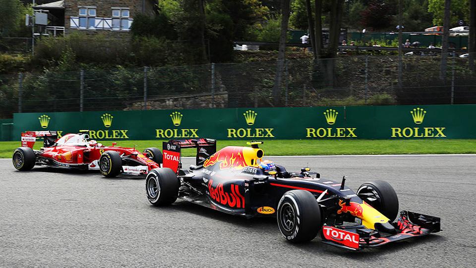 Max Verstappen (depan) dan Kimi Raikkonen saat berada di lintasan balap. Copyright: INTERNET