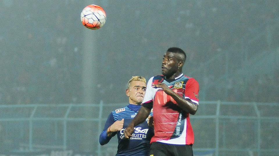 Aksi pemain asing Persiba Balikpapan, Dirkir Khon Glay saat merebut bola dari Cristian Gonzáles. Copyright: INTERNET