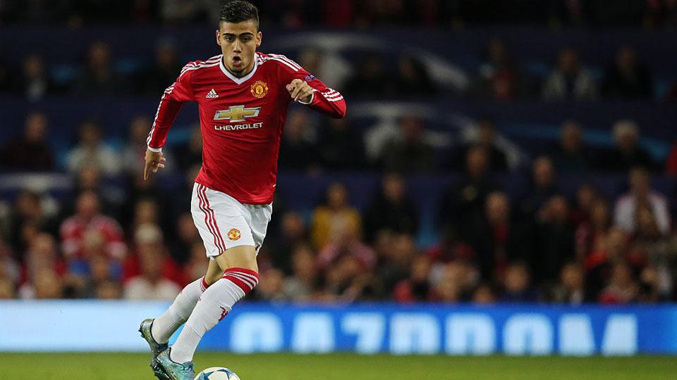 Andreas Pereira mengontrol bola saat di Man United, sebelum dipinjamkan ke Granada CF. Copyright: INTERNET