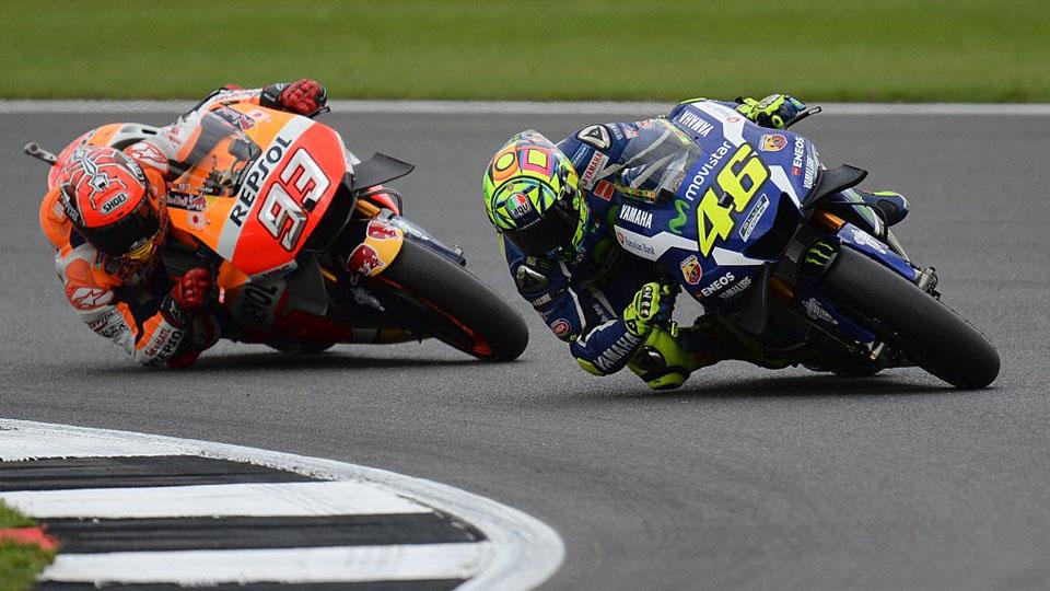 Valentino Rossi dan Marc Marquez saat adu cepat di MotoGP Inggris di Sirkuit Silverstone, ()4/09/16). Copyright: Internet