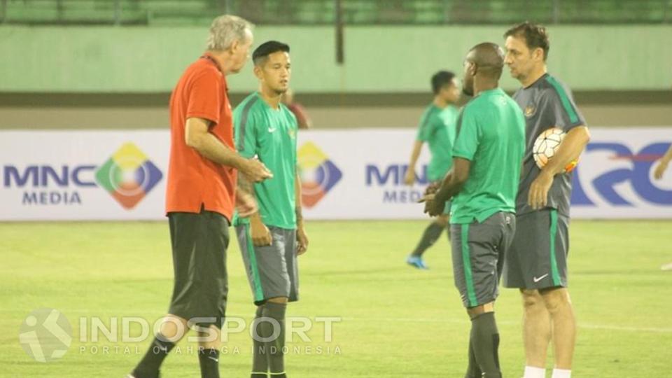 Irfan Bachdim dan rekan timnas lainnya saat mendengarkan arahan dari sang pelatih, Alfred Riedl. Copyright: Beny Rahardjo/INDOSPORT