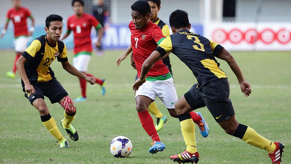 Ramdani Lestaluhu dikepung pemain Malaysia di semifinal Asian Games 2013. Copyright: Internet