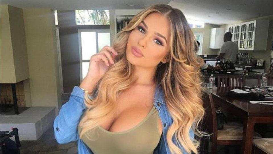 Afonya erotik foto film Uch va ikki porno tomosha