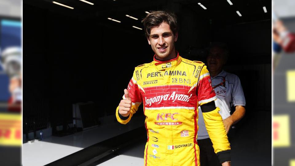 Pembalap GP2 Series dari tim Prema Racing, Antonio Giovinazzi, mendapat kesempatan menjajal simulasi mobil Ferrari. - INDOSPORT